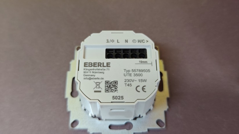 Eberle UTE-3500: Smartes Thermostat für wassergeführte Fußbodenheizungen. Dank Matter-Unterstützung kann es von vielen Smart-Home-Zentralen gesteuert werden.