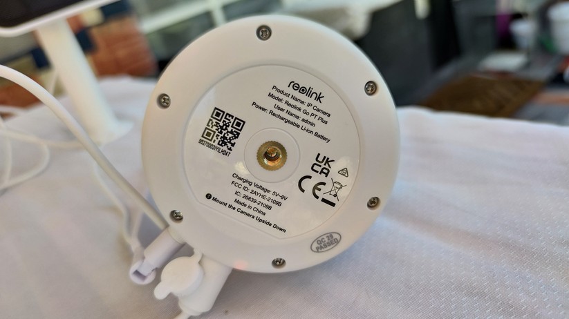 Reolink Go PT Plus: Auf der Unterseite befindet sich der QR-Code, den man mit der App abscannt, um die Kamera in Betrieb zu nehmen.