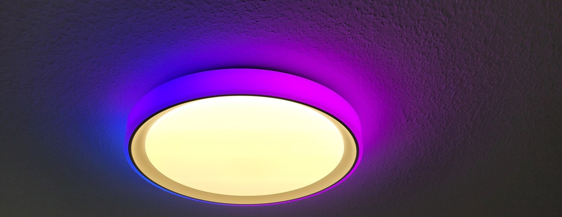 Die Aqara Deckenleuchte T1M funkt mit Zigbee und benötigt daher einen Hub. Sie ist außerdem kompatibel zu Homekit und Matter, sodass sie auch von anderen Smart-Home-Zentralen wie Apple Home, Samsung Smartthings, Homey Pro, Home Assistant, Google Home sowie Amazon Echo und Echo Hub steuern lässt. Die Hauptlampe mit einem Durchmesser von knapp 50 cm unterstützt eine Weißfarbton-Steuerung, während das umlaufende Seitenlicht dank RGBIC-Technik sehenswerte Animationen und Farbverläufe darstellen kann. Ihre LEDs sind hell genug, um einen Raum mit einer Größe von bis zu 25 m² zu beleuchten. Die maximale Leistungsaufnahme beträgt 25 Watt.