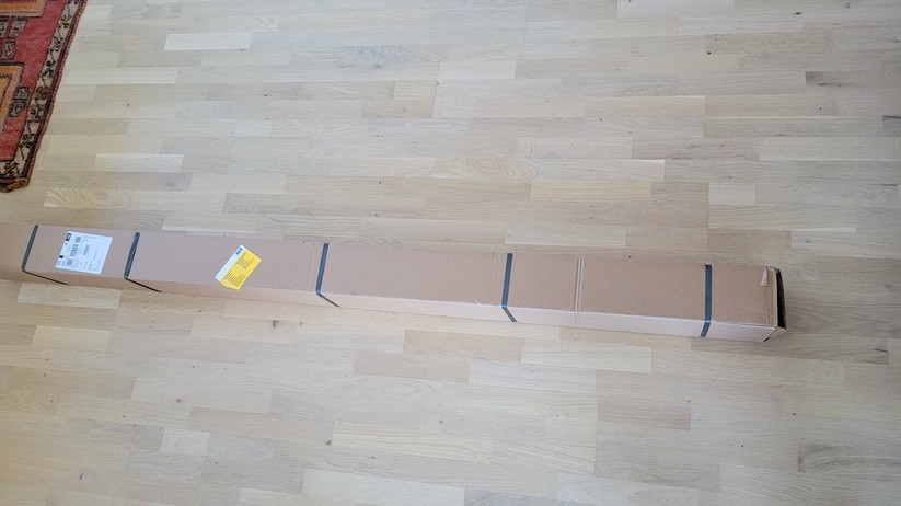 Eve Blinds Collection: Die vier Halterungen für unser knapp 6 kg schweres Test-Rollo sind schnell montiert. Schrauben und Dübeln gehören aber nicht zum Lieferumfang. Anschließend klippt man das Rollo in die Halterungen und setzt die vier Sicherungen aus Plastik in die Verschlüsse ein. 