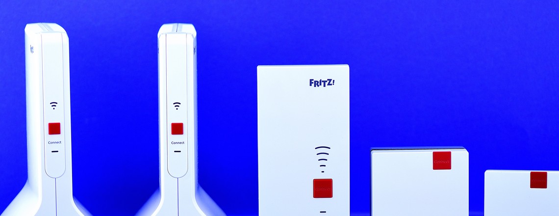 Die roten Connect-Taster aller fünf FRITZ!Repeater dienen der Verkoppelung sowohl mit dem WLAN-Router, als auch mit WPS-fähigen WLAN-Endgeräten (Bild: Harald Karcher).