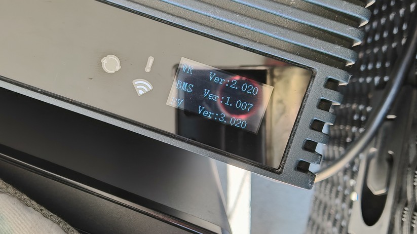 Solakon One: Ein kleines Display zeigt die wichtigsten Betriebsparameter.