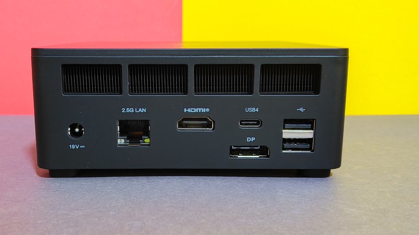 Mit HDMI 2.1, Displayport 1.4 und USB4 kann der UM760 Slim bis zu drei Monitore bei einer 4K-Auflösung mit bis zu 120/140/240 Hz ansteuern. Sollte ein per USB-C angebundener Monitor eine Leistung von 90 Watt bereitstellen, kann er sogar die Stromversorgung des Mini-PCs übernehmen.