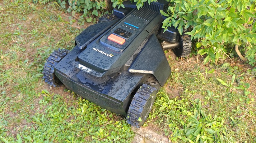 Segway Navimow X420: Großer und schwerer Allrad-Mähroboter mit RTK- und Kamera-Navigation für Rasenflächen bis 2000 m², 42 cm Schnittbreite, lenkbare Vorderräder, aber ohne Kantenschnittoptimierung.