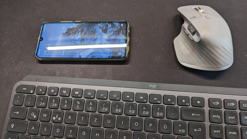 Das Licht der Screenbar reflektiert deutlich im Smartphone-Display.