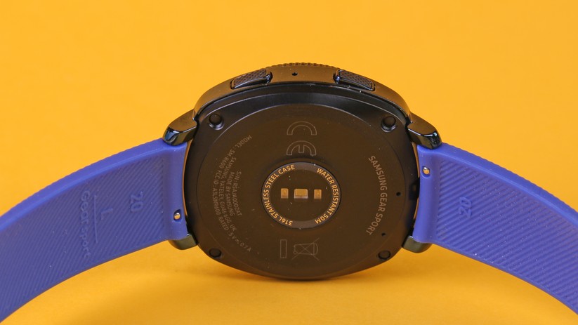 Hier sind Herzschlagsensor, Schnellwechselarmband und Bedientaster zu erkennen.