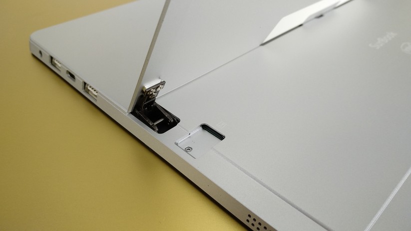 Der microSD-Kartenslot sitzt auf der Rückseite unter dem Kickstand.