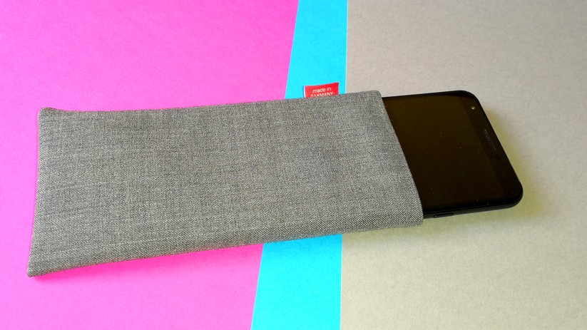 Sockenschutz: Fitbag und andere Hersteller liefern Handysocken, die das Smartphone eng umschlingen. 