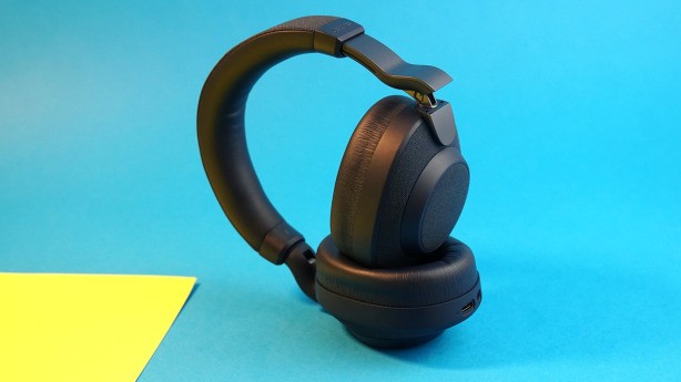 Jabra Elite 85h kann bei Audiobüchern, Podcasts und Telefonaten überzeugen, zudem punkten die Kopfhörer mit einem fetten Akku. 