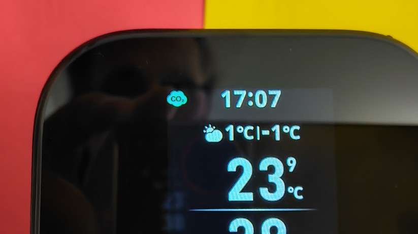 Anwender können mit dem Hub 3 Switchbot-Geräte über einen Touch-Bildschirm und einen Drehregler steuern. Der Hub integriert auch viele Infrarot-Fernbedienungen, sodass alte Geräte smart werden. Als Matter-Bridge kann er viele Geräte auch an andere Plattformen wie Apple Home und Home Assistant weiterreichen.