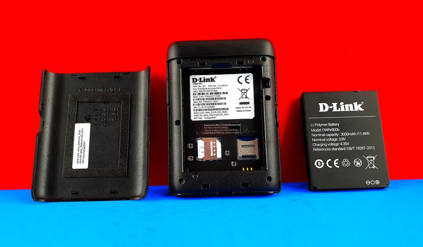 Der D-Link DWR-933 Router lässt sich mit einem kräftigen Fingernagel sehr schnell öffnen: Auf der Innenseite des Deckels (links im Bild) stehen die geheimen WLAN-Zugangsdaten. Mittig der Router mit den zwei Slots für Micro-SIM-Mobilfunkkarte und MicroSD-Speicherkarte. Rechts der Wechsel-Akku mit 3000 mAh Nominal-Kapazität (Bild: Harald Karcher).