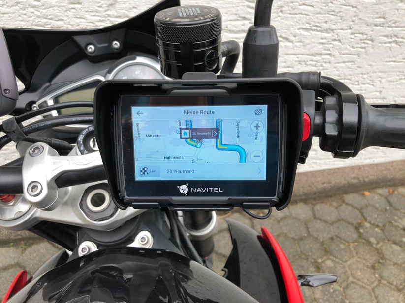 Das Navitel G550 Moto muss in ein Gehäuse eingeklinkt werden, um am Motorrad mitgeführt werden zu können. Das Navi hat 4,3-Zoll-Display mit einer Auflösung von 480 x 272 Pixel.