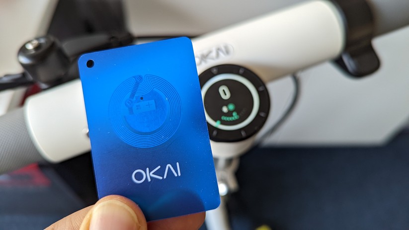 Die RFID-Karte entsperrt den Okai Neon.