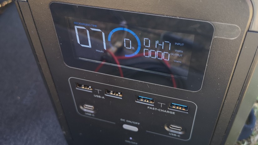 Hier wird die Ecoflow Delta mit dem 160-W-Solarmodul geladen.