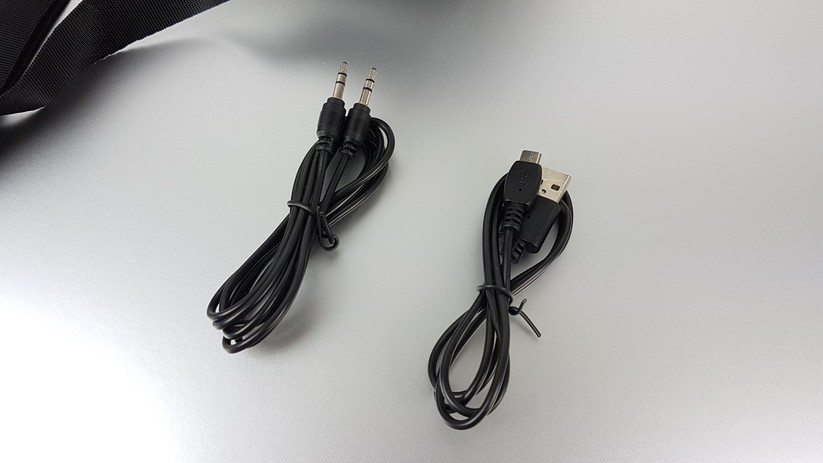 Zum Anschließen eines Abspielgerätes befindet sich ein entsprechendes Kabel im Lieferumfang.