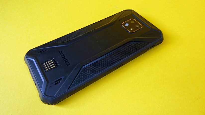 Das Outdoor-Smartphone ist verwindungssteif und sehr stabil.