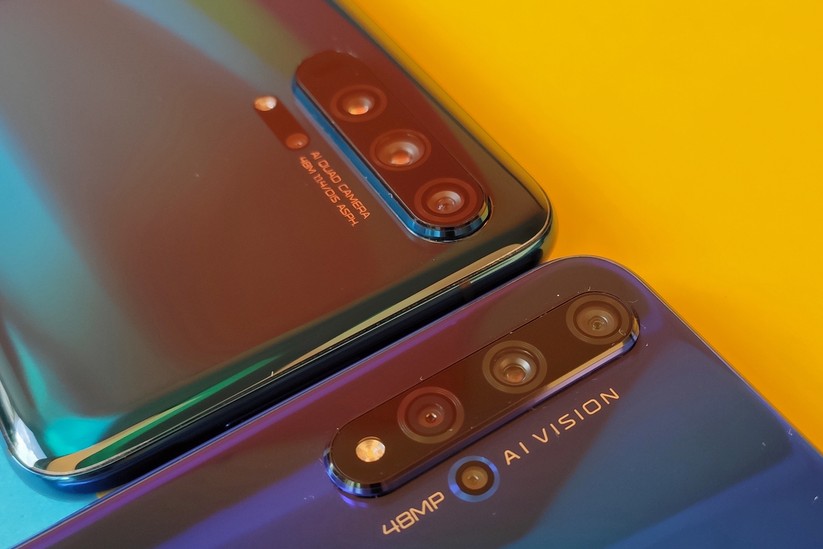 Kameraanordnung und Beschriftung unterscheiden sich leicht.