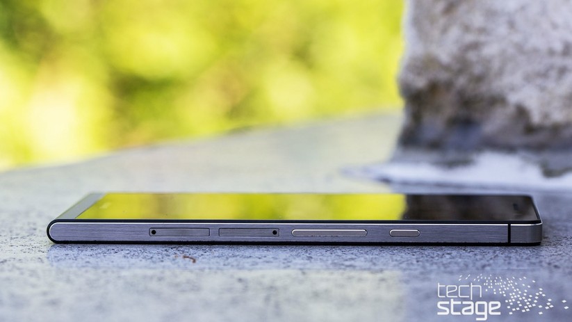 Auf Du und Du mit der rechten Seite. Von links gesehen befinden sich hier Micro-SIM- und MicroSD-Slot, Lautstärkewippe und Ein-Aus-Taster. Die Knöpfe haben einen guten Druckpunkt, aber beim Lautstärkeregler fehlt eine Unterscheidungsmöglichkeit.