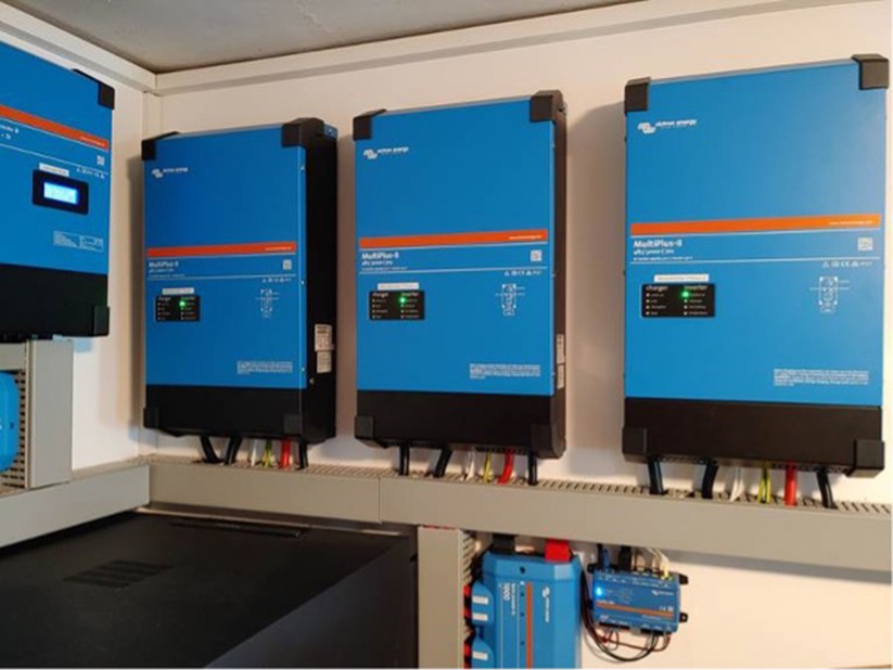 Inverteranlage: Drei Victron Multiplus II 5 kVA je Inverter und Phase. Man kann pro Phase bis zu 6 Geräte kaskadieren. Hier aber im 3-Phasenbetrieb.