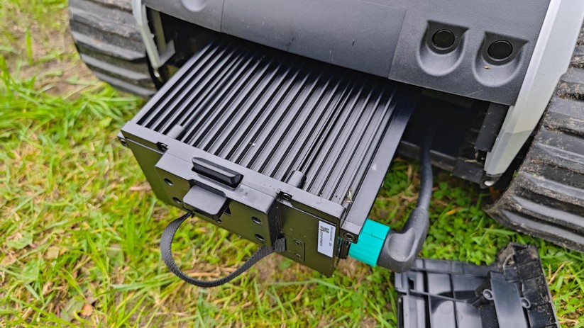 Der wechselbare Akku bietet eine Kapazität von 15.000 mAh bei 35,2 V – das ergibt rund 528 Wh. Zudem ist in 90 Minuten wieder aufgeladen.