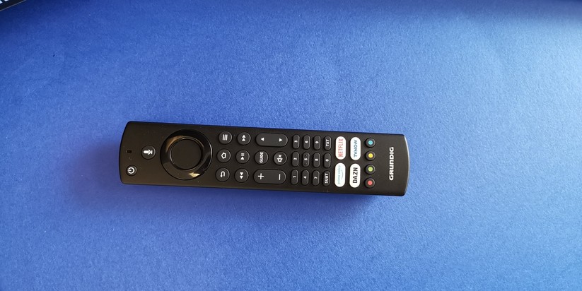 Die Bluetooth-Fernbedienung erinnert an die normale Fernbedienung für Fire TV, bringt aber noch mehr Tasten sowie gezielte Schaltflächen für Prime Video, Netflix, DAZN und TV Now mit. 