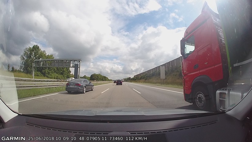 Dank enormen Sichtfeldes ist auch der LKW neben uns gut zu erkennen.