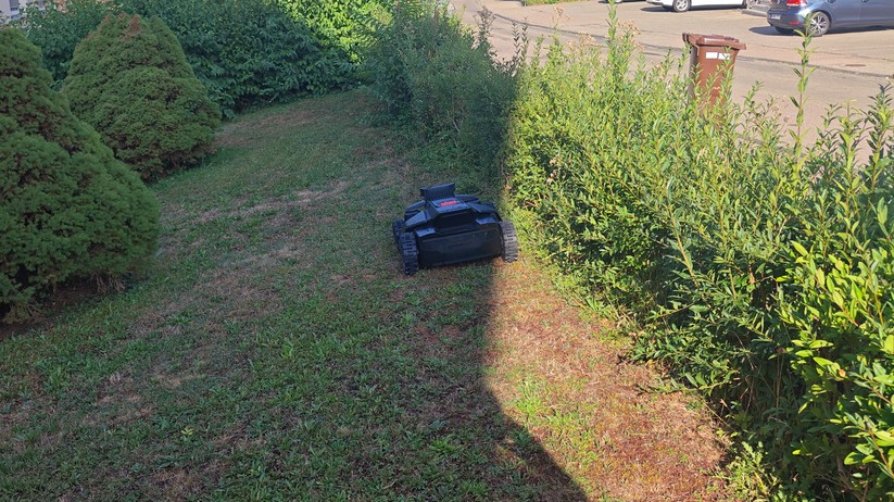 Segway Navimow X420: Großer und schwerer Allrad-Mähroboter mit RTK- und Kamera-Navigation für Rasenflächen bis 2000 m², 42 cm Schnittbreite, lenkbare Vorderräder, aber ohne Kantenschnittoptimierung.
