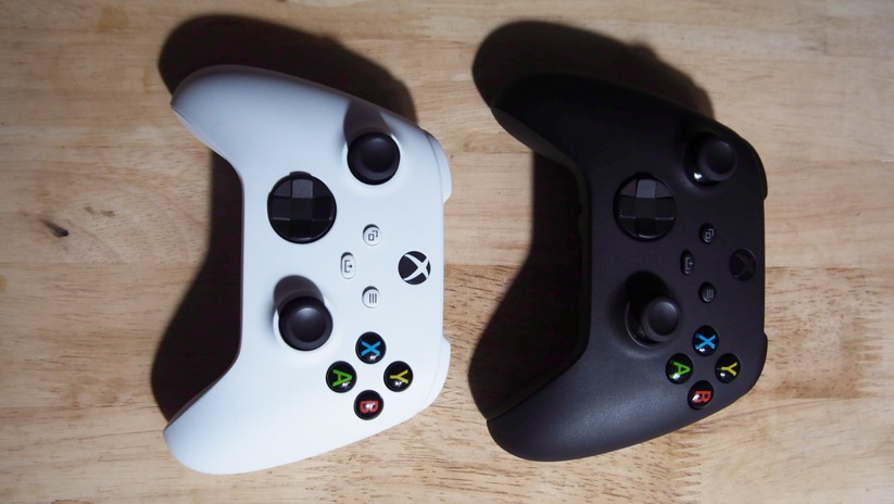Die Gamepads für Xbox Series S (links) und Series X (rechts) unterscheiden sich nur farblich). 