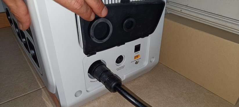 Dieses Kabel dient zum Aufladen und Einspeisen.