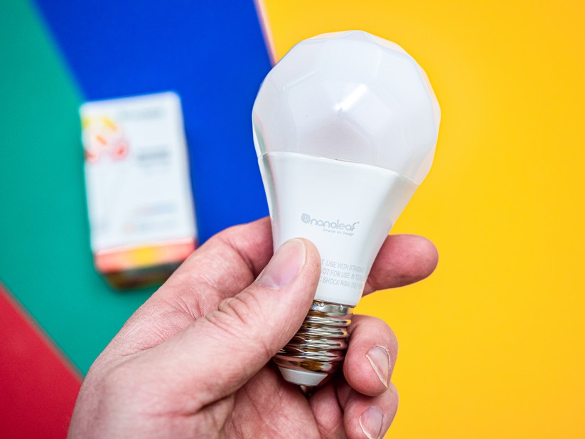 Die Nanoleaf-Lampe ist wie ein Rhombenikosidodekaeder geformt und sticht damit aus der Masse heraus