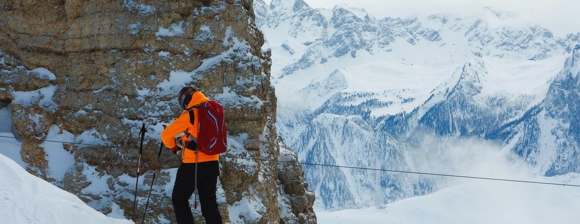 Skifahrer mit Lawinenrucksack