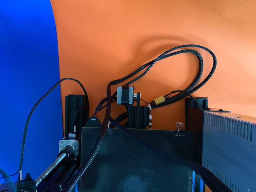 Muss das so? Eigentlich wohl nicht, aber der Hersteller hat sich keine bessere Konstruktion für die Kabel überlegt.