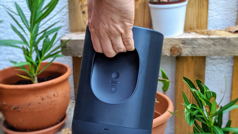 Ein Knopf unter dem stabilen Tragegriff wechselt den Move in den Bluetooth-Modus.