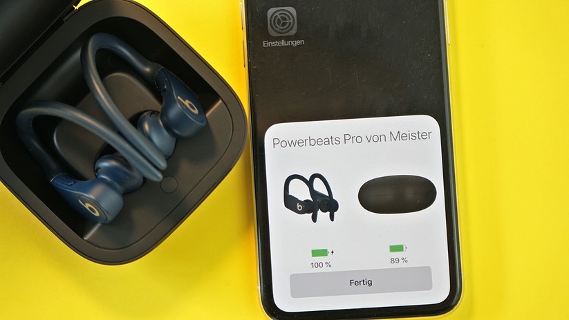 Apple-typisch verbinden sie sich mit iOS-Geräten nahtlos.