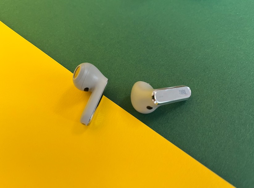 Der Sound der JBL Live Flex ist ausgewogen 