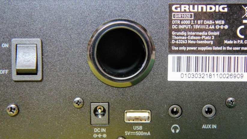 Die Rückseite des Grundig DTR 6000 bietet zusätzlich einen USB-Port.