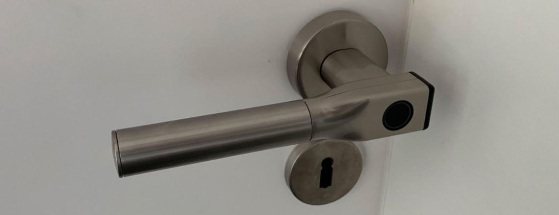 Smarte Türschlösser: Beschläge mit Fingerabdruckscanner & Co.