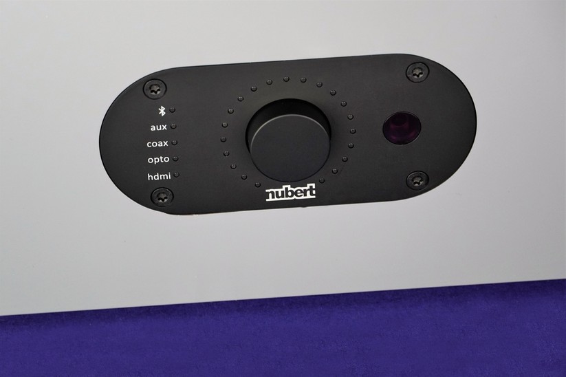 Nubert Nuboxx AS-425 max: Die Bedienung anhand verschiedenfarbiger LEDs ist nicht gerade intuitiv.