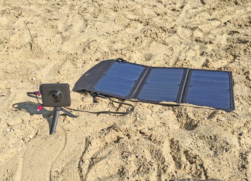 Ein Solar-Ladegerät ist gerade im Sommerurlaub wirklich sinnvoll.