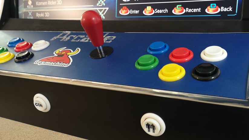 Arcade-Automaten im Retro-Look: Statt des Coin-Buttons, könnte man einen Münzprüfer einbauen. 