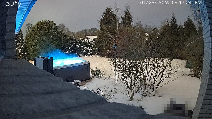 Für die Nacht bewirbt Eufy die C35 als Highlight mit Pure Color Vision, also farbiger Nachtsicht.  Allerdings muss trotzdem ein bestimmtes Mindestmaß an Umgebungshelligkeit vorhanden sein, da sonst Bildrauschen zunehmend sichtbar wird und Details verschluckt, sobald es zu dunkel ist.