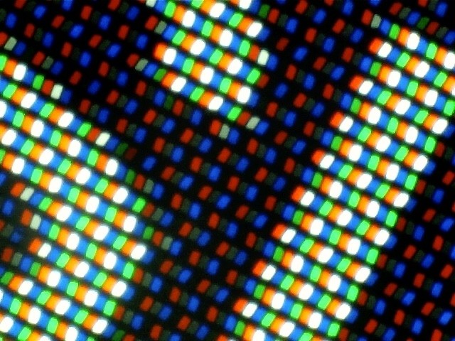 Die Pixelstruktur des LG G7 Thinq zeigt einen weißen Pixel neben RGB.