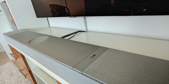 Soundbar KEF Xio: Leistungsstarkes 5.1.2-Set-up: 820 Watt Gesamtleistung, maximaler Schalldruckpegel von 102 dB, 12 Lautsprecher (6x 50 mm Uni-Q MX-Treiber, 2x 50 mm Vollbereichstreiber und 4x 50 × 152 mm P185 Treiber mit KEFs VECO-Technologie).