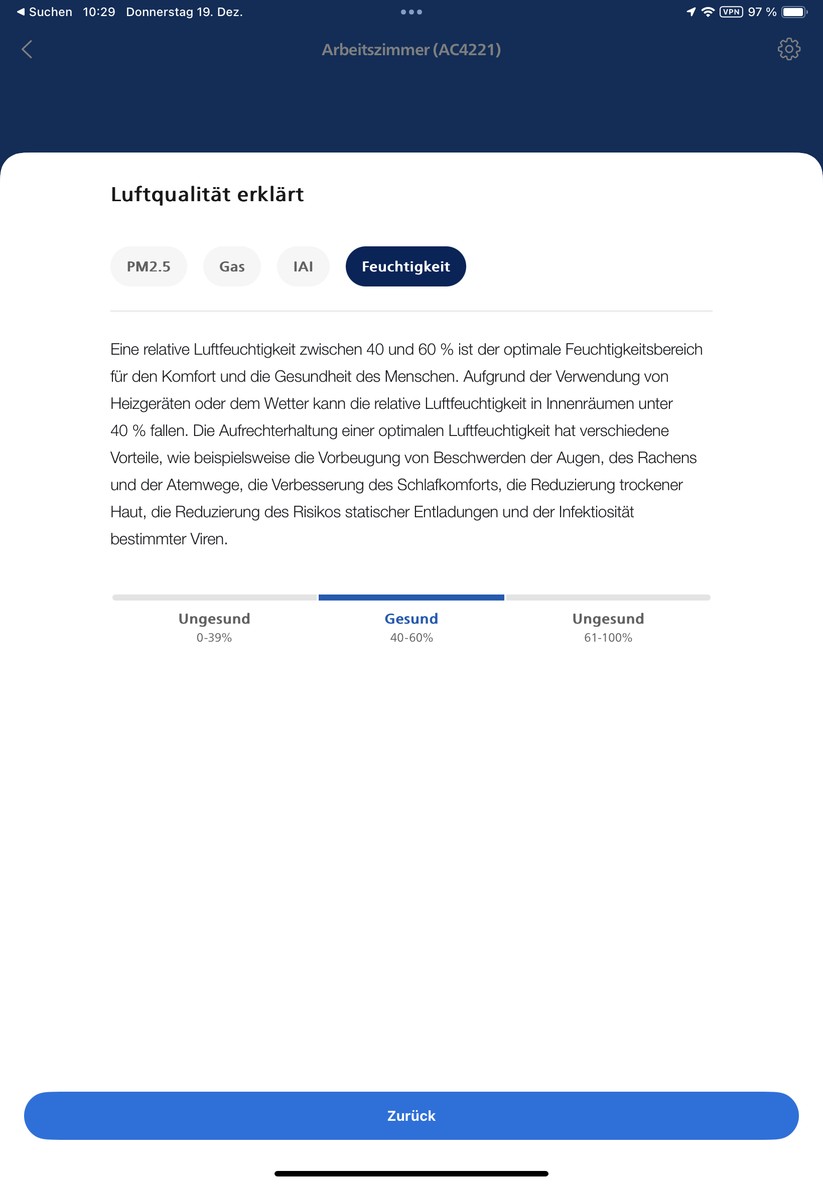 Mit der App Air+ können Anwender den Philips-Lufteiniger nicht nur einfach steuern und Zeitpläne anlegen. Sie bietet auch Informationen zur Funktionsweise des Geräts und zur Luftqualität. Außerdem integriert sie das Benutzerhandbuch und erläutert die Vorgehensweise für Reinigung und Austausch der Filter. 