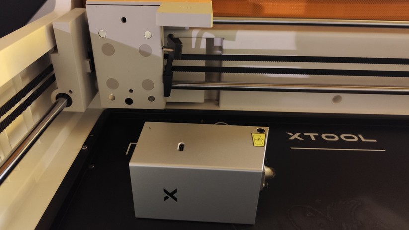 xTool M2 – Die Aufnahmeplatte ohne Adapter. Der magnetische Laserkopf liegt schon bereit. 