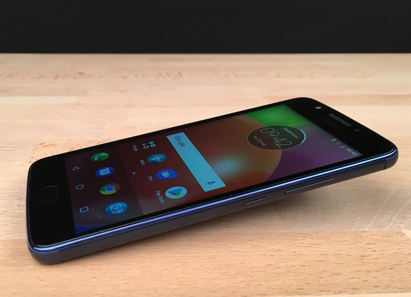 Dem Moto e4 sieht man den günstigen Preis nicht an.