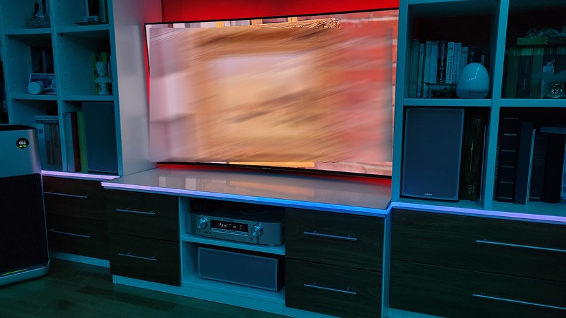 Govee RGBIC LED Neon Rope Lights for desks (H61C3): Der LED-Streifen ist unterteilt in 42 steuerbare Segmente, die mit unterschiedlichen Farben leuchten können. Mit 84 LEDs pro Meter, insgesamt sind es 252, bietet der LED-Streifen auch eine gute Helligkeit.