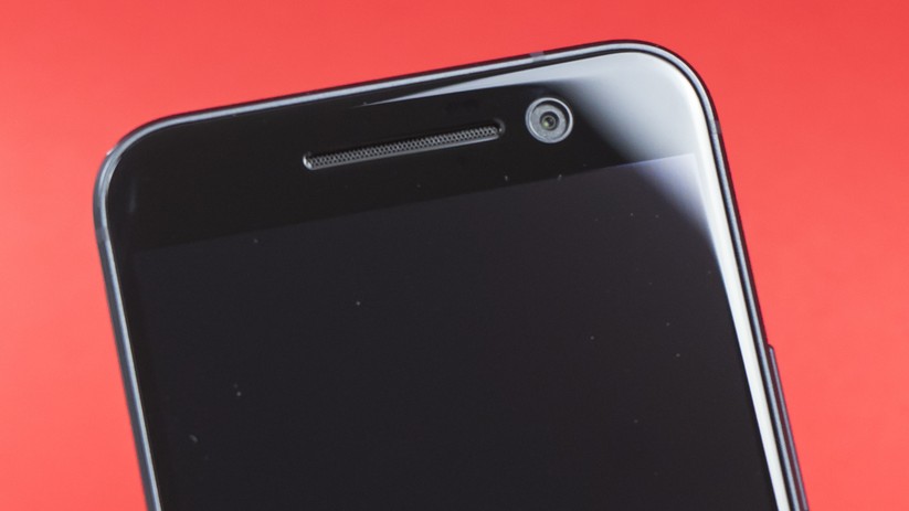 Die Kamera auf der vorderen Seite löst mit 5 Megapixeln auf und hat einen OIS.