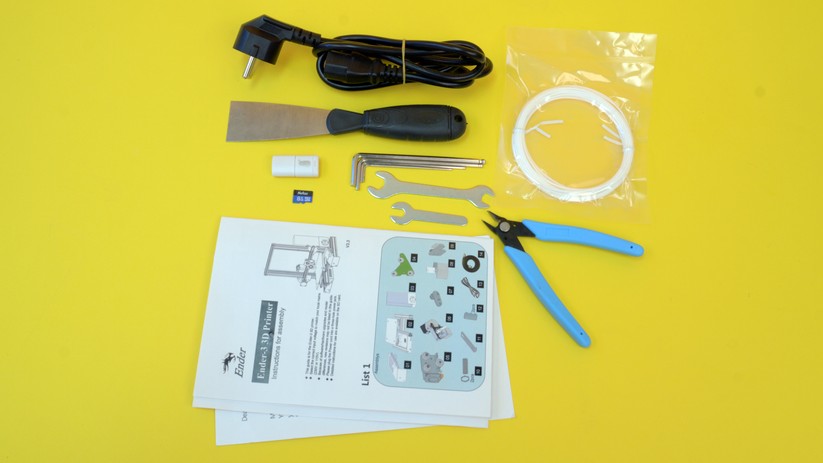 Das beigepackte Zubehör beinhaltet lediglich ein paar Meter Filament.