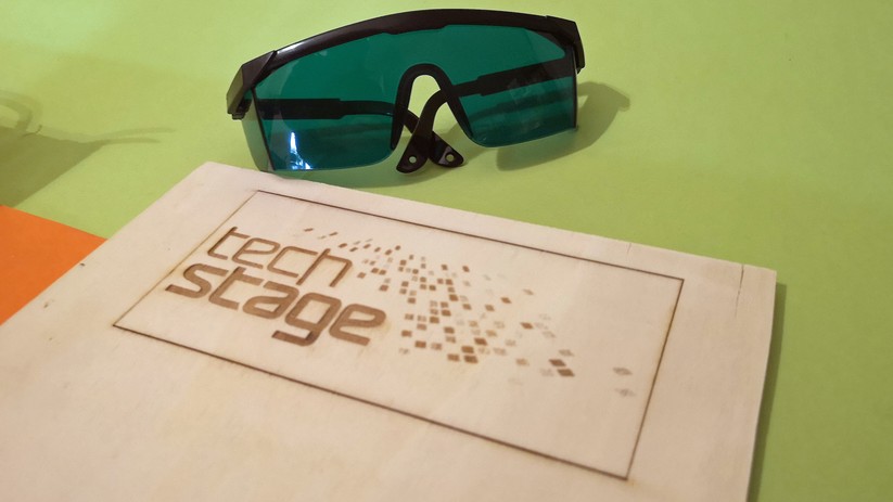 Wir tragen während der Tests immer die mitgelieferte Schutzbrille.